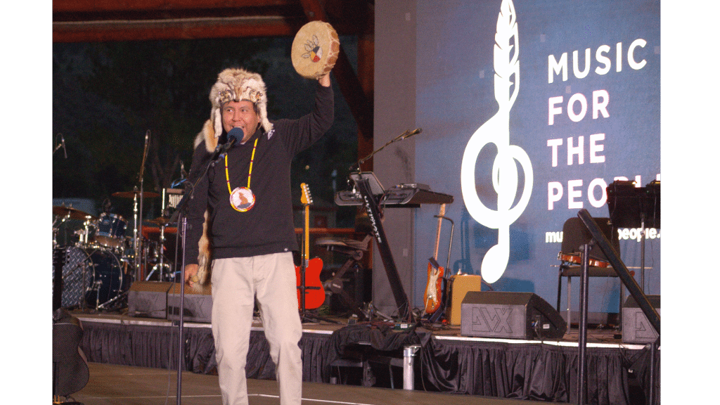 Kenthen Thomas tells the story of Suckerfish to the audience.