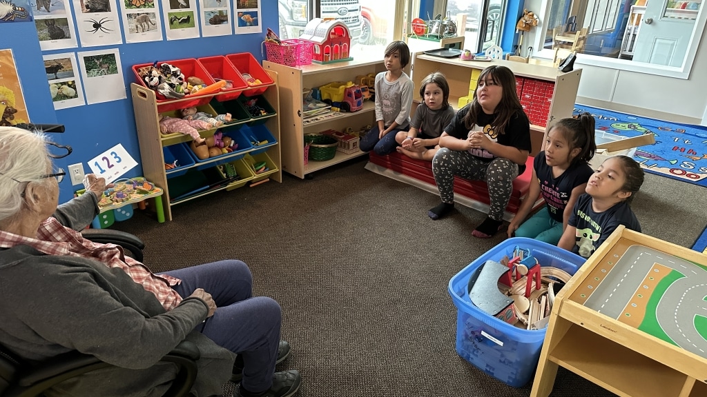 Kyé7e Minnie teaching summer program students the numbers in Secwepemctsín. Photo by Dionne Phillips